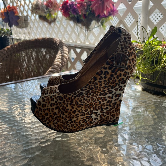 LEOPARD PRINT PLATFORM TYPE HEELS - Picture 2 of 6